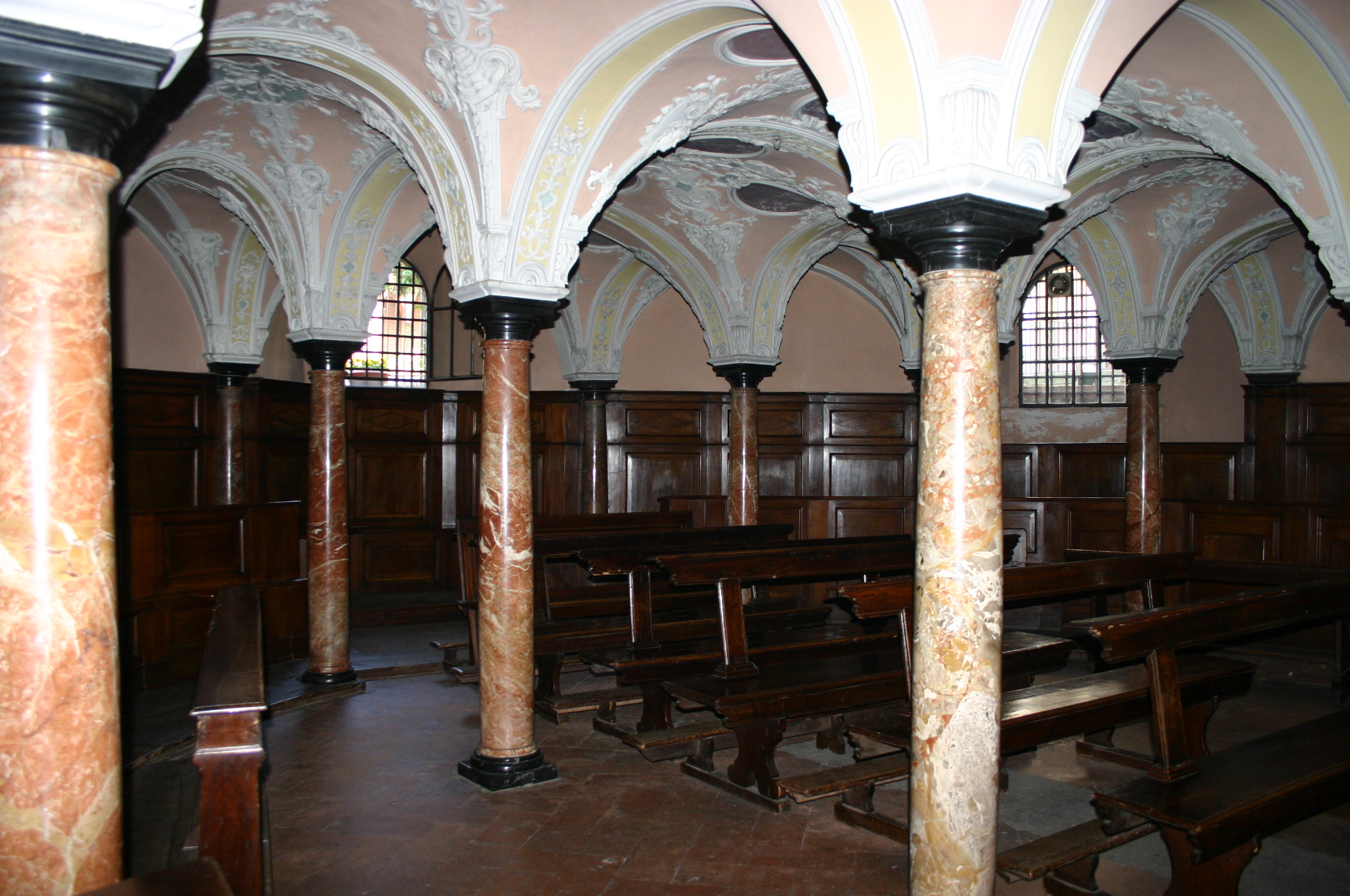 Lo Scurolo e l'Urna di Sant'Ambrogio nella Cripta